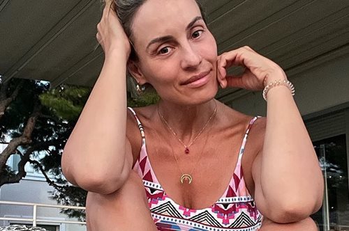 Καλοκαιρινή γαλήνη: H Ελεονώρα Μελέτη ποζάρει αγκαλιά με την κόρη της, Αλεξάνδρα, στην παραλία