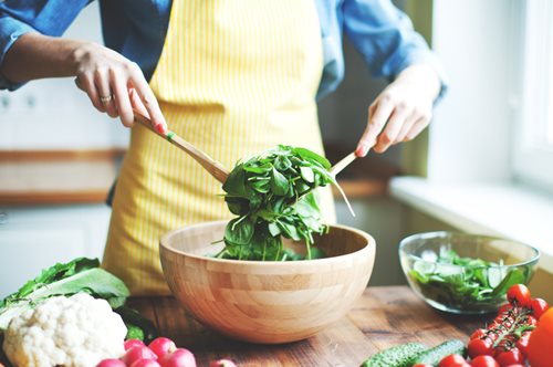 Ρωτήσαμε 6 διατροφολόγους: Ποιες είναι οι κορυφαίες συμβουλές για μια ισορροπημένη διατροφή;