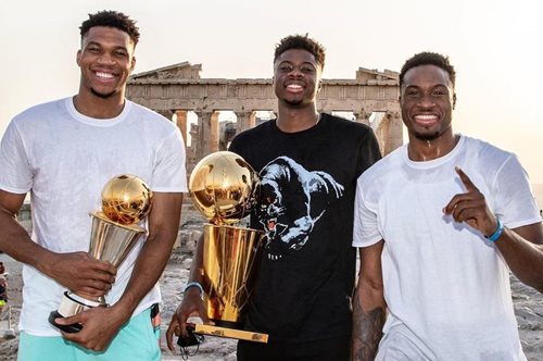 O Γιάννης Αντετοκούνμπο και τα αδέλφια του δωρίζουν το 50% του e-shop τους στους πυρόπληκτους