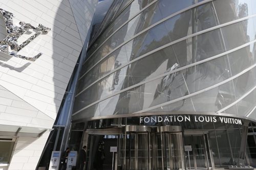 Γαλλία: Η LVMH θα κλείσει τα φώτα στα καταστήματά της το βράδυ, ξεκινώντας από τη Γαλλία