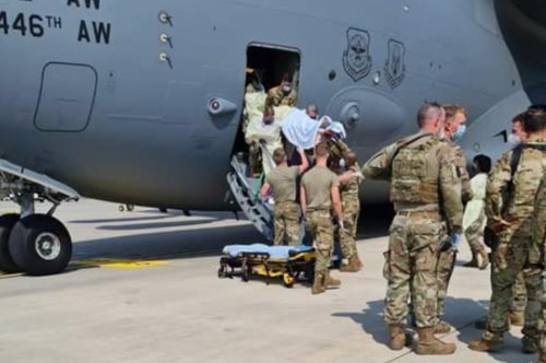 Το χάος δεν έχει τέλος στο Αφγανιστάν: Παιδιά χάνονται στο αεροδρόμιο, Αφγανή γέννησε σε αεροσκάφος