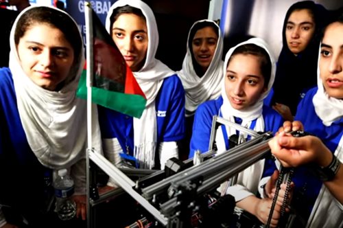 Σύμβολο για τα κορίτσια της χώρας τους: Η ομάδα Ρομποτικής του Αφγανιστάν διέφυγε από την Καμπούλ