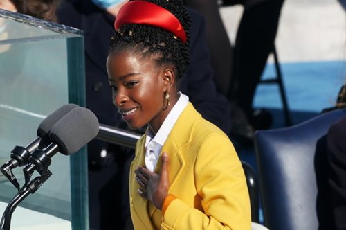 «Η μόδα και η τέχνη είναι πολιτική»: Η Αμάντα Γκόρμαν θα βάλει υποψηφιότητα για Πρόεδρος των ΗΠΑ