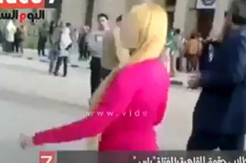 Φοιτήτρια παρενοχλείται σεξουαλικά στο Πανεπιστήμιο του Καΐρου επειδή φορά «αντισυμβατικά» ρούχα