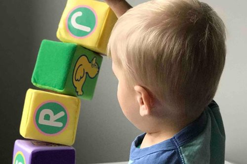 Έλληνας επιστήμονας δίνει νέα ελπίδα στα παιδιά με αυτισμό με μία καινούργια μέθοδο θεραπείας