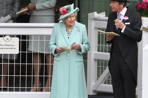 Το σπέσιαλ χάμπουργκερ της Ελισάβετ και ο ωμός αρακάς της Καμίλα 