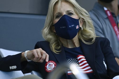 Layers and Bangs: 5 λόγοι που το κούρεμα της Τζιλ Μπάιντεν είναι το πιο κολακευτικό όλων