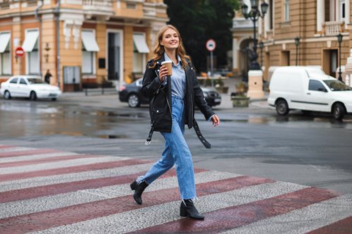 5 φθινοπωρινά looks με τζιν παντελόνι για γυναίκες άνω των 50