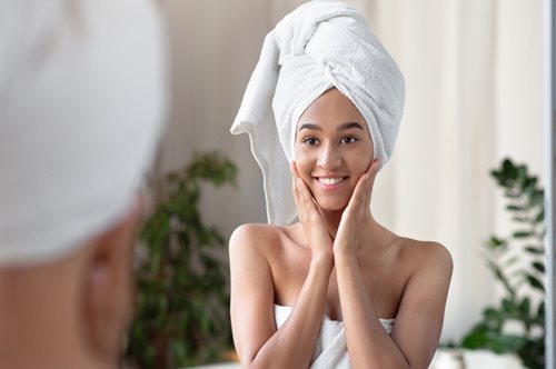 Έχεις κηλίδες από τον ήλιο; Τι πρέπει να αλλάξεις στη διατροφή σου