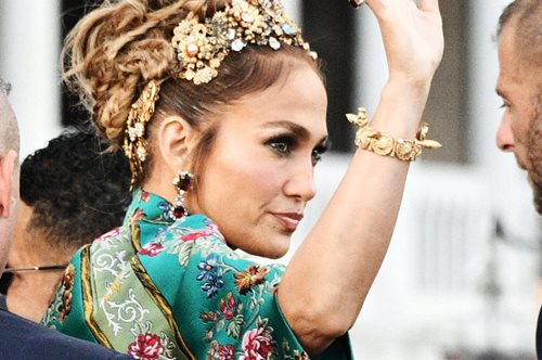 Σαν σύγχρονη αυτοκράτειρα: Η εντυπωσιακή εμφάνιση της Τζένιφερ Λόπεζ στο σόου των Dolce & Gabbana