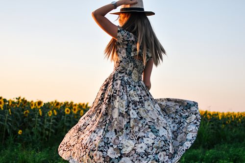 7 midi φορέματα που θα κάνουν το καθημερινό ντύσιμο πιο εύκολο