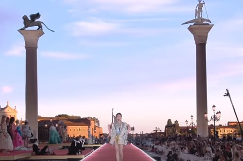 Ξαφνικά σταμάτησαν όλα: Δυνατό χαλάζι διέκοψε για λίγο το σόου των Dolce & Gabbana στη Βενετία