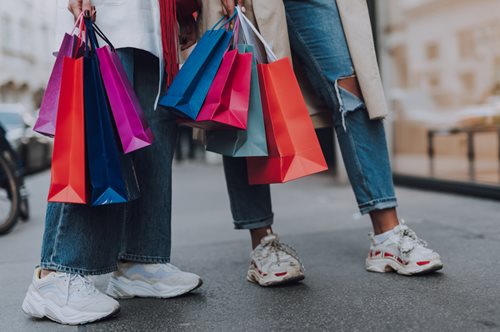 5 τρόποι για να φορέσετε τα sneakers το φθινόπωρο αν είστε 40+