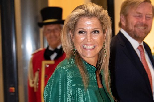 Όλος ο κόσμος συζητά για το σμαραγδί Zeus+Δione φόρεμα της Βασίλισσας Μάξιμα