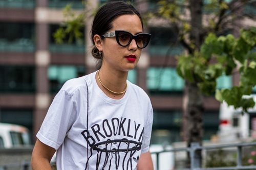 10 φλατ ζευγάρια παπούτσια που ταιριάζουν τέλεια με τα τζιν παντελόνια μας