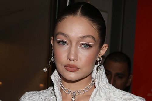 10 Years Younger | Ο σωστός τρόπος εφαρμογής του ρουζ για μια πιο νεανική εμφάνιση