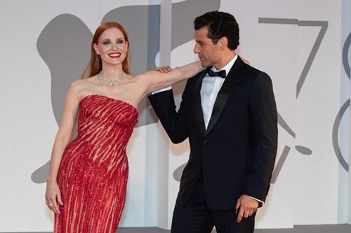 Η ατμόσφαιρα ηλεκτρισμένη: Το τρυφερό φιλί των δύο σταρ στο κόκκινο χαλί