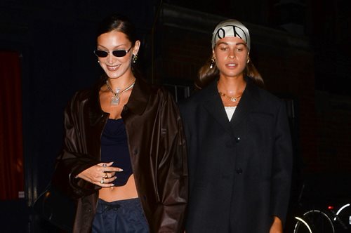 To τζιν παντελόνι που φορέσαμε όλοι και όλες στα 90's είναι και πάλι εδώ για να πάρει «εκδίκηση»