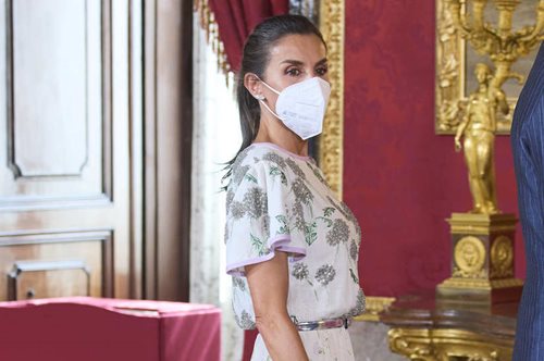 Το μαύρο, σικάτο φόρεμα της Λετίσια «έκρυβε» ένα σημαντικό μήνυμα και μία προσιτή τιμή 