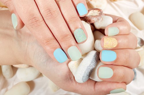 Τα top χρώματα νυχιών για τα πρώτα μανικιούρ της νέας σεζόν