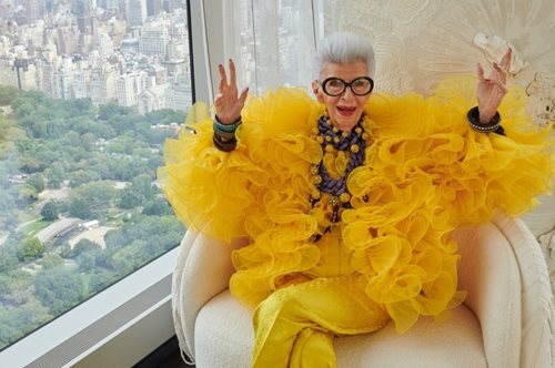 Με τη δική της ματιά και τρέλα: Tο H&M συνεργάζεται με τη Άϊρις Άπφελ σε μία νέα συλλογή