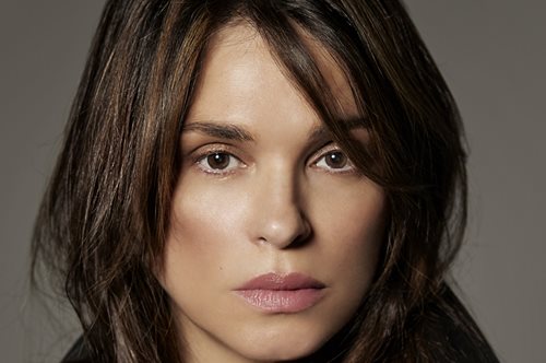 Επίγειος Παράδεισος: Η σχεδιάστρια Σήλια Κριθαριώτη ξεναγεί το Harper’s Bazaar στο πανέμορφο εξοχικό της στην Ίο