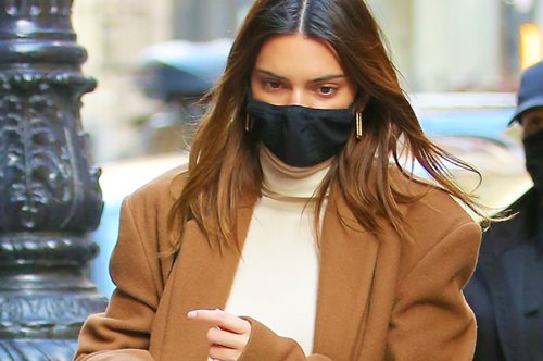 Η αγορά του φθινοπώρου: To οικονομικό, διαχρονικό πουλόβερ από το brand που λατρεύουν οι celebrities