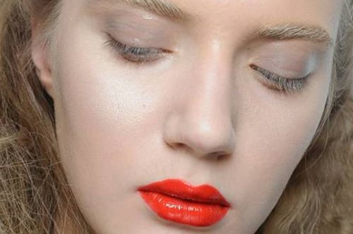 Εννιά προϊόντα μακιγιάζ που αγαπούν τα χριστουγεννιάτικα φώτα της πόλης