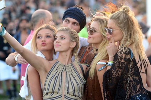 Καυτά σορτς, πλεκτά φορέματα και κρόσσια: Τι φοράνε οι διάσημες στο φεστιβάλ Coachella;