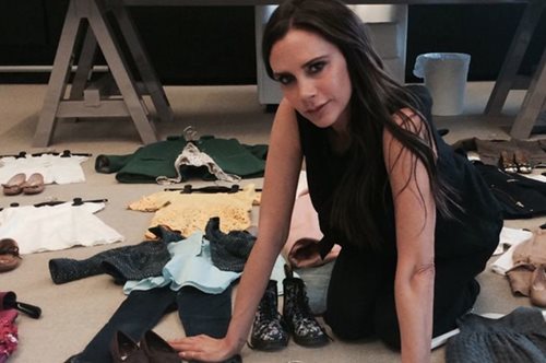 10 εμφανίσεις της Βικτόρια Μπέκαμ που διδάσκουν στυλ, είτε τη συμπαθείς είτε όχι 