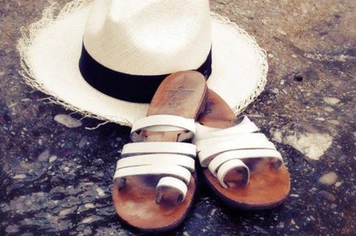 Melissinos Sandals. Εδώ ψώνιζαν σανδάλια οι Beatles, εδώ ψωνίζει και σήμερα ο Τζέρεμι Άιρονς