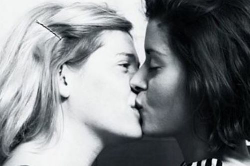 H Τζίνα Μοσχολιού υποστήριξε το Σύμφωνο Συμβίωσης με ένα φιλί στο Instagram