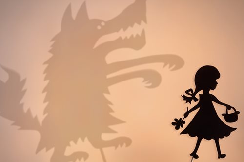 «Με περίμενε έξω από το σπίτι και ήθελε να με μαχαιρώσει». Μια γυναίκα-θύμα παρακολούθησης αφηγείται