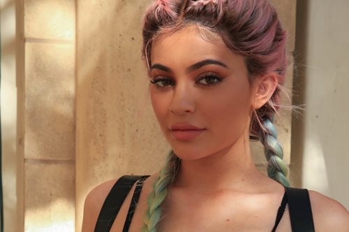 Tα lip gloss της Kylie Jenner έχουν ένα τεράστιο ελάττωμα και το internet γελάει