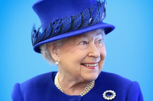 Η βασίλισσα Ελισάβετ ψάχνει υπεύθυνο για τα social media και πληρώνει καλά. Πολύ καλά