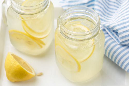 Πώς να φτιάξεις τη σπιτική λεμονάδα της Αργυρώς Μπαρμπαρίγου