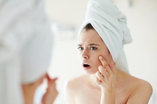 4 φυσικοί και οικονομικοί τρόποι για να εξαφανίσεις τα σπυράκια