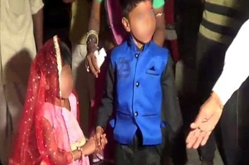 Ένα 10χρονο κορίτσι στην Ινδία ξεσπά σε κλάματα και ζητά βοήθεια, όταν αναγκάζεται να παντρευτεί