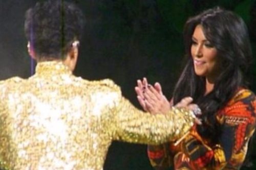 Ας θυμηθούμε τη στιγμή που ο Prince έδιωξε την Κιμ Καρντάσιαν από τη σκηνή