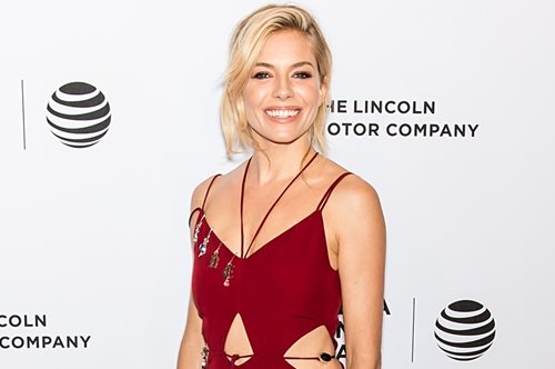 Η Σιένα Μίλερ με το πιο ωραίο κόκκινο και αποκαλυπτικό φόρεμα που είδαμε αυτή τη σεζόν