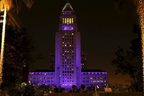 Διάσημα κτίρια φωτίζονται μωβ προς τιμήν του Prince