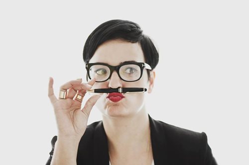 Μια γυναίκα μπορεί να μας εκπαιδεύσει για να ζούμε καλύτερα. 