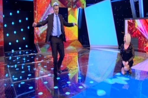 Χορεύει ο Γκλέτσος ζεϊμπέκικο και μείναμε όλες έγκυες σπίτι