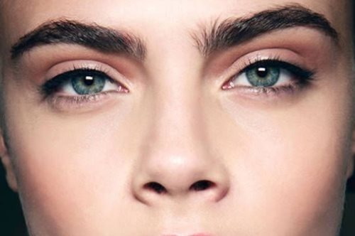 Κι όμως, υπάρχει κι άλλος τρόπος, εκτός από το tattoo, για να αποκτήσετε πυκνά, έντονα φρύδια