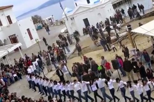 Όλη η Μύκονος μια παρέα. Δείτε το χασάπικο που σαρώνει στο Internet