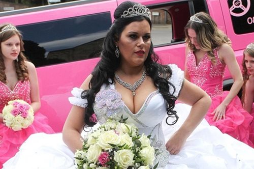 Fail. Αυτό είναι το πιο κιτς νυφικό που έχεις δει 