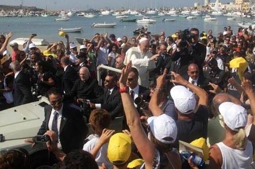 Δείτε που βρίσκονται οι πρόσφυγες που πήρε μαζί του ο Πάπας από τη Λέσβο