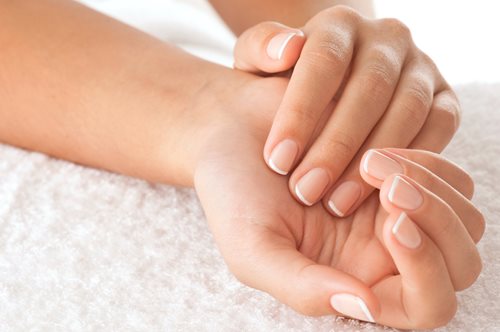 Τι κρύβεται πίσω από τα λευκά σημάδια στα νύχια;