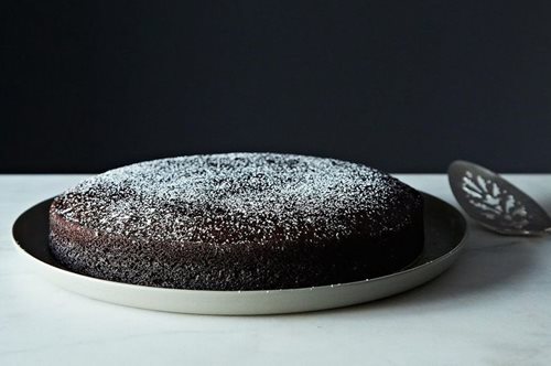 Το κέικ σοκολάτας που μπορείς να φτιάξεις όταν το ψυγείο σου είναι άδειο 