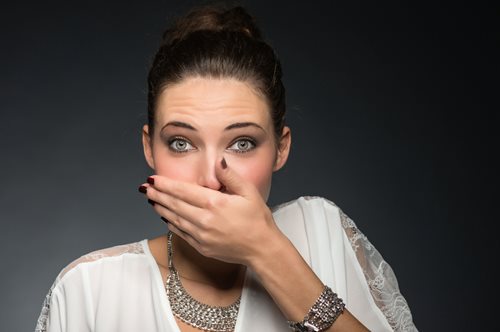 Κακοσμία στόματος: 5 αιτίες που την προκαλούν και μέχρι σήμερα δεν τις γνώριζες 